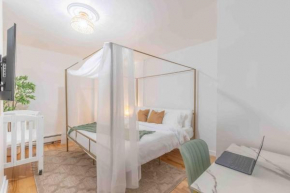 3 bedroom Apt with lots of food spots nearby, walk to train and get to NYC in 15 min, Sleeps 10 and we Pay HALF your Parking